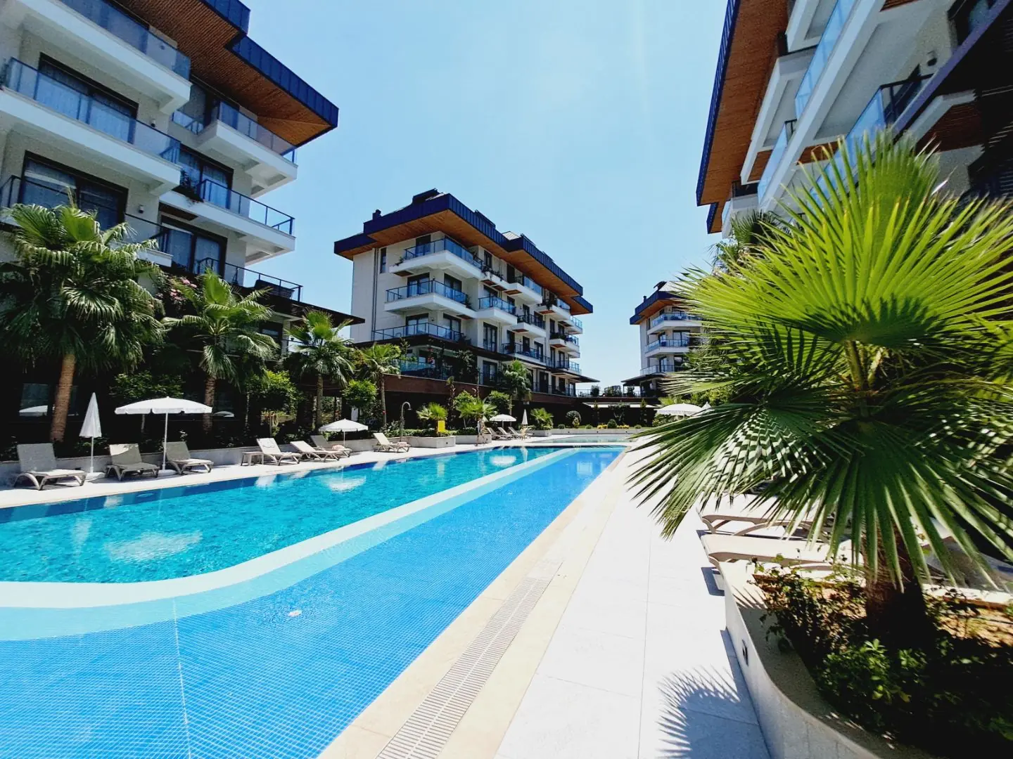 LUXURY FURNISHED 1+1 APARTMENT IN A FULLY ACTIVE COMPLEX IN OBA REGION