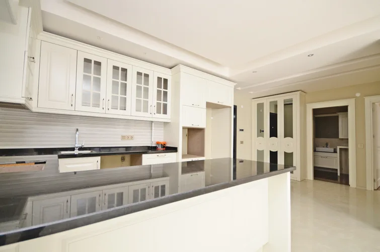 2+1 APARTMENT FOR SALE IN KARGICAK, WALKING DISTANCE TO THE SEA