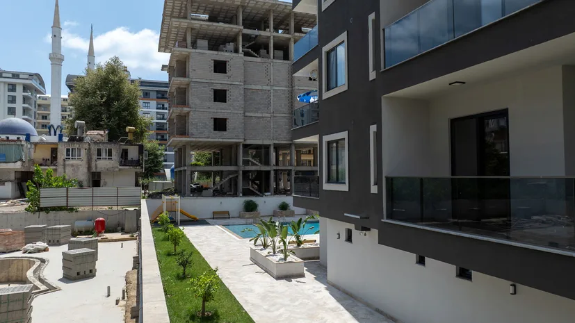 FULLY FURNISHED 1+1 APARTMENT FOR SALE IN A NEW BUILDING IN MAHMUTLAR