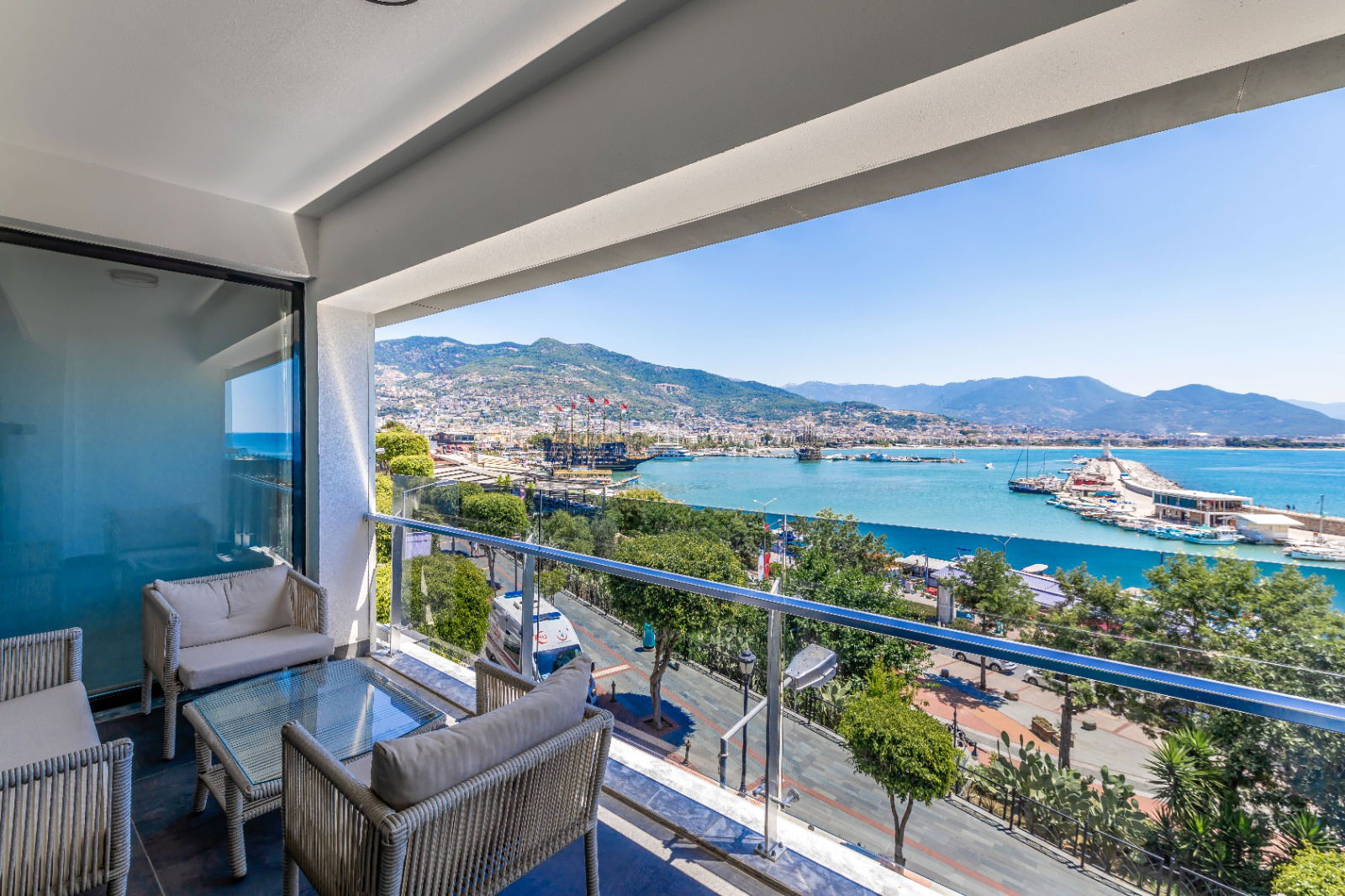 3+1 FURNISHED APARTMENT WITH A STUNNING VIEW IN THE HEART OF ALANYA