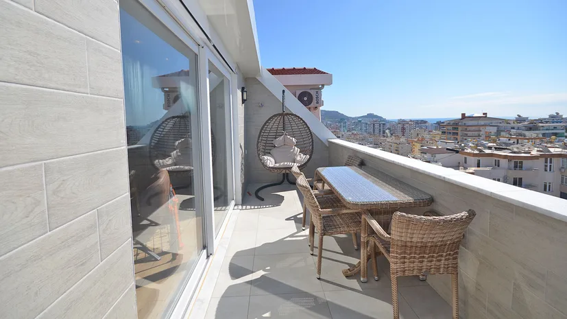 5+1 FULLY FURNISHED APARTMENT ON THE MAIN STREET IN MAHMUTLAR.
