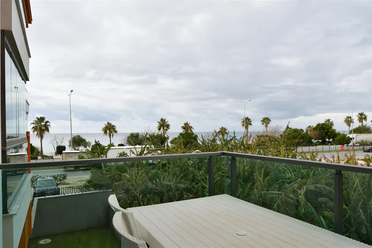 1+1 FURNISHED APARTMENT RIGHT ON THE BEACH IN ALANYA KESTEL.