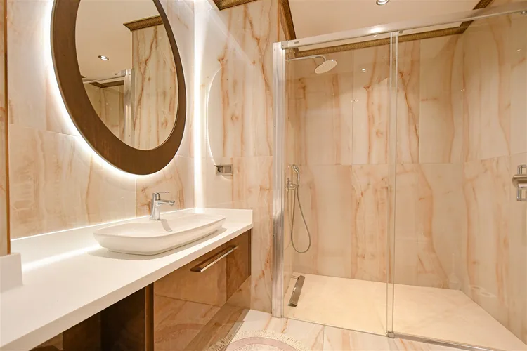 SPACIOUS 1+1 FURNISHED APARTMENT RIGHT ON THE BEACH IN ALANYA KESTEL.