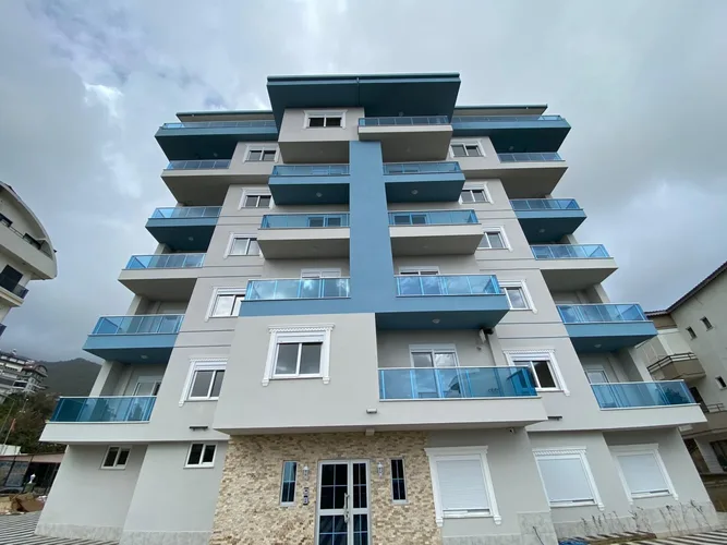 Çıplaklı 1+1, Exterior - 2