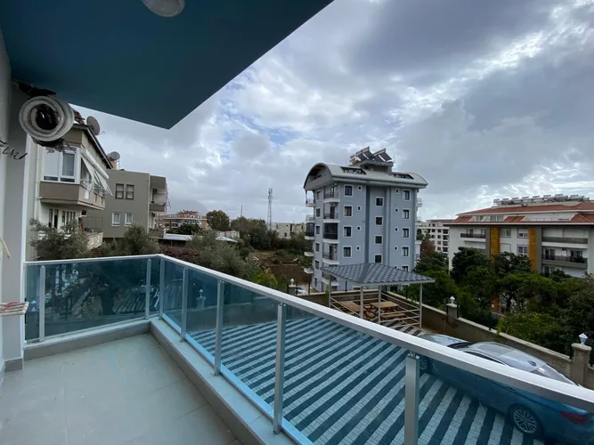 Çıplaklı 1+1, Exterior - 3