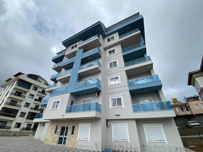 Çıplaklı 1+1, Exterior - 1
