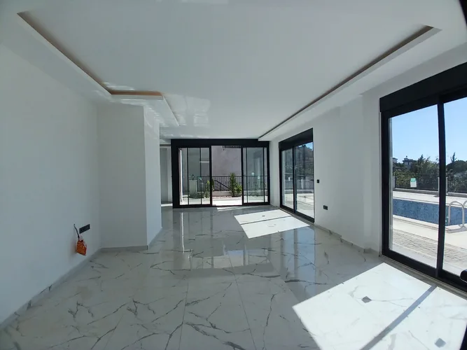 , Interior - 4