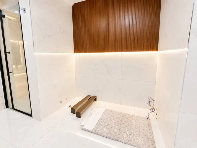 , Interior - 4