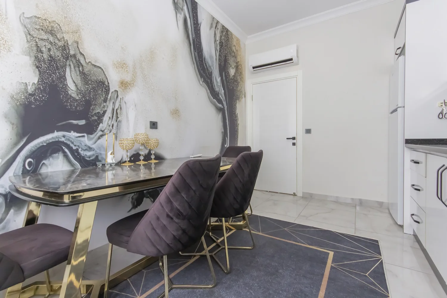 Yellow Residence Interior - 24