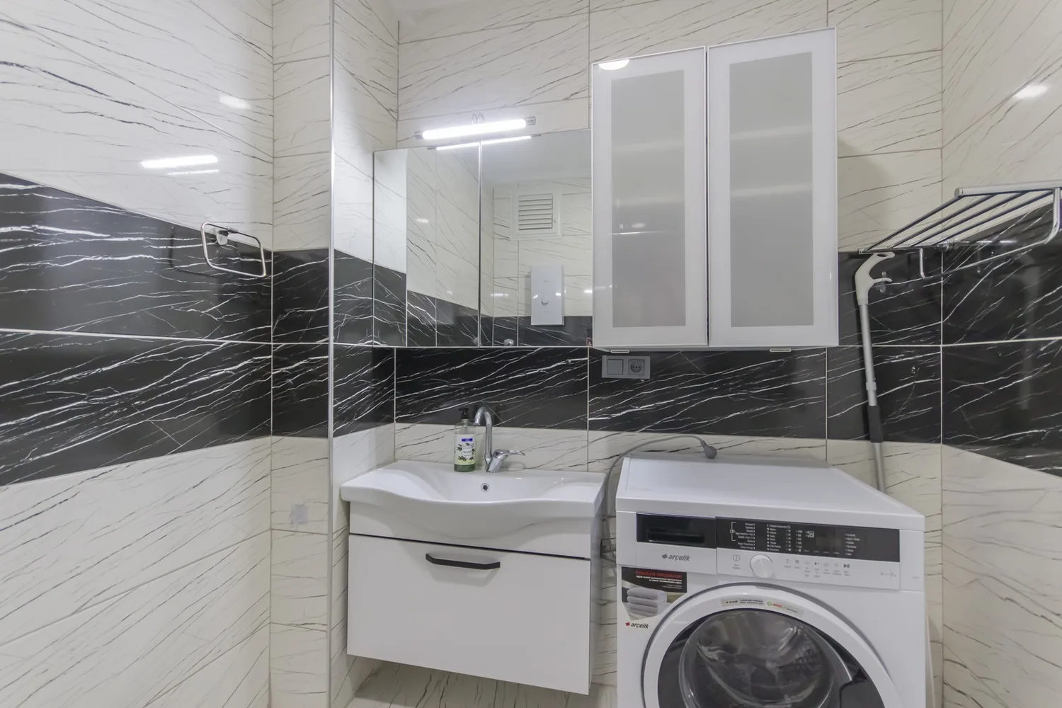 Yellow Residence Interior - 23