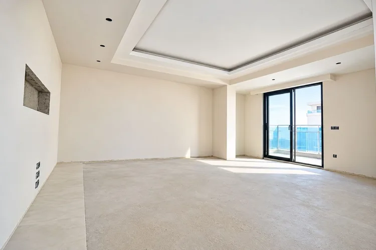 , Interior - 4
