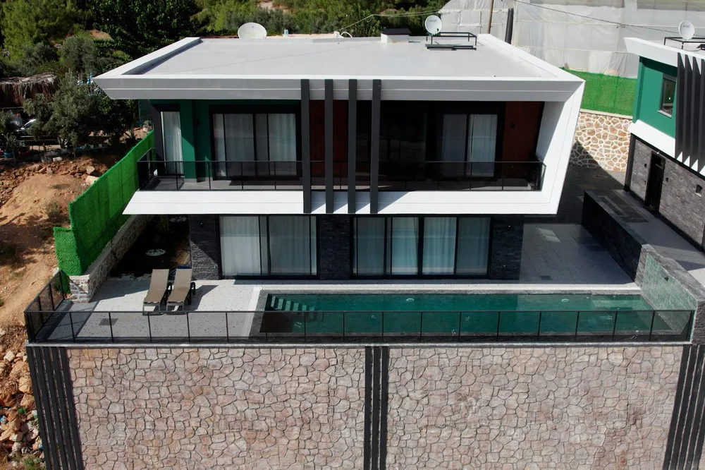 Designer Villa in Alanya with Infinity-Style Pool & Garden Exterior - 4