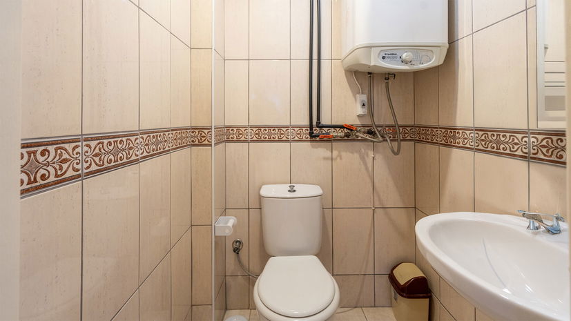 Furnished 2-Bedroom Apartment with Sea View in Pigeon Residence Tosmur Interior - 11