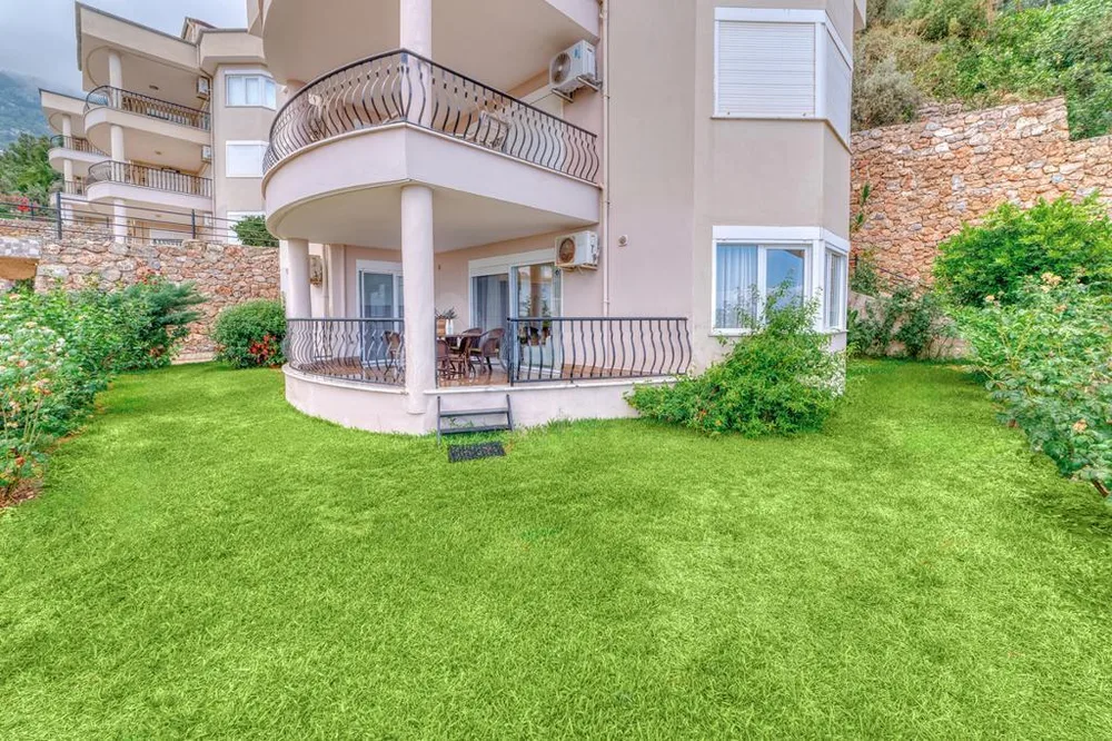Designed furnished 2+1 apartment with a sea view in Bektas 