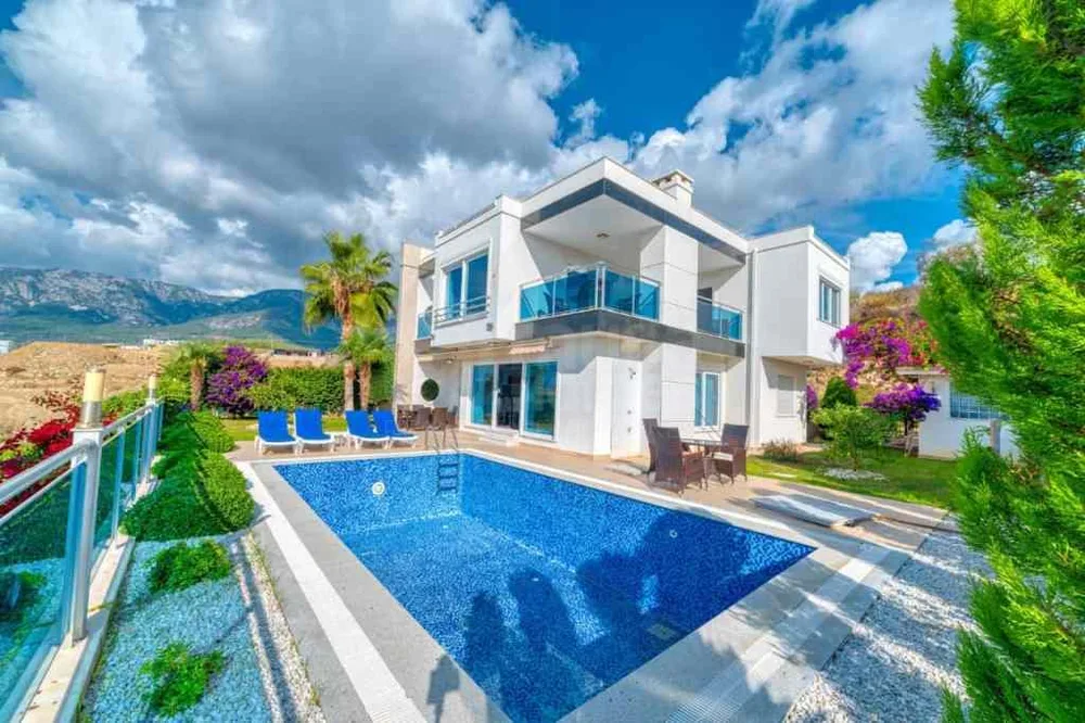 Alanya, Kargicak. Furnished 4+1 villa with a sea view 