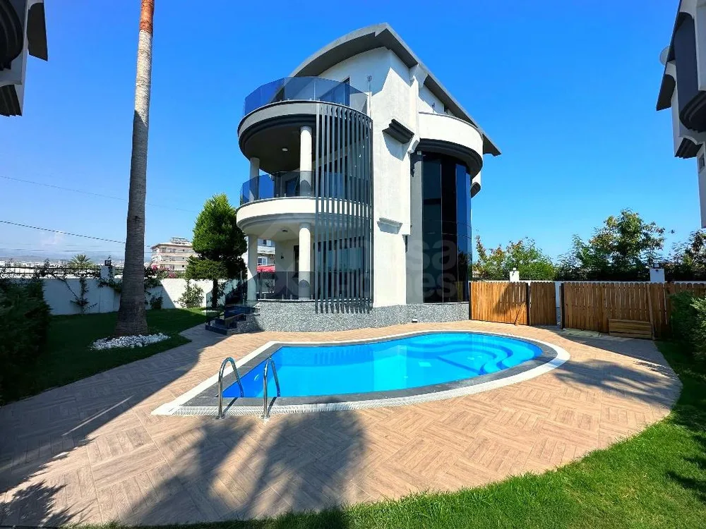 Alanya, Turkler. Furnished 4+1 Triplex Villa close to the sea 